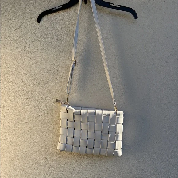 Elegant White Woven Shoulder Bag - Picture 16 of 16